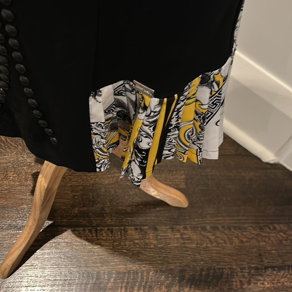 Elegant Designer Black Dress with Studded Detailing and Printed Hem Italy made - Picture 2 of 3